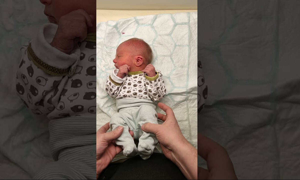 Μπαμπάς αλλάζει πάνα στον νεογέννητο γιο του και γίνεται viral (vid) 