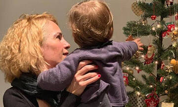 Τζένη Μπότση: Στόλισε το χριστουγεννιάτικο δέντρο με την κόρη της - Δείτε φώτο