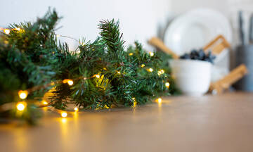 Χριστουγεννιάτικα φωτάκια: Πού αλλού να τα στολίσετε εκτός από το δέντρο