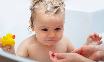 Είναι επικίνδυνο για το μωρό αν πιει νερό από τη μπανιέρα;