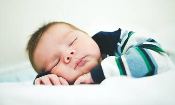 Λευκός θόρυβος: Τα υπέρ και τα κατά για τον ύπνο του μωρού (vid)