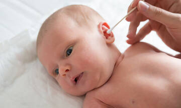 Γιατί δεν πρέπει να καθαρίζετε τα αυτιά του μωρού με μπατονέτα