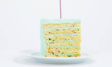 Τούρτα με πολύχρωμο κέικ και βουτυρόκρεμα (εικόνες)