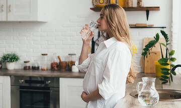 Συχνουρία στην εγκυμοσύνη: Πότε ξεκινάει και πώς μπορείτε να τη μειώσετε