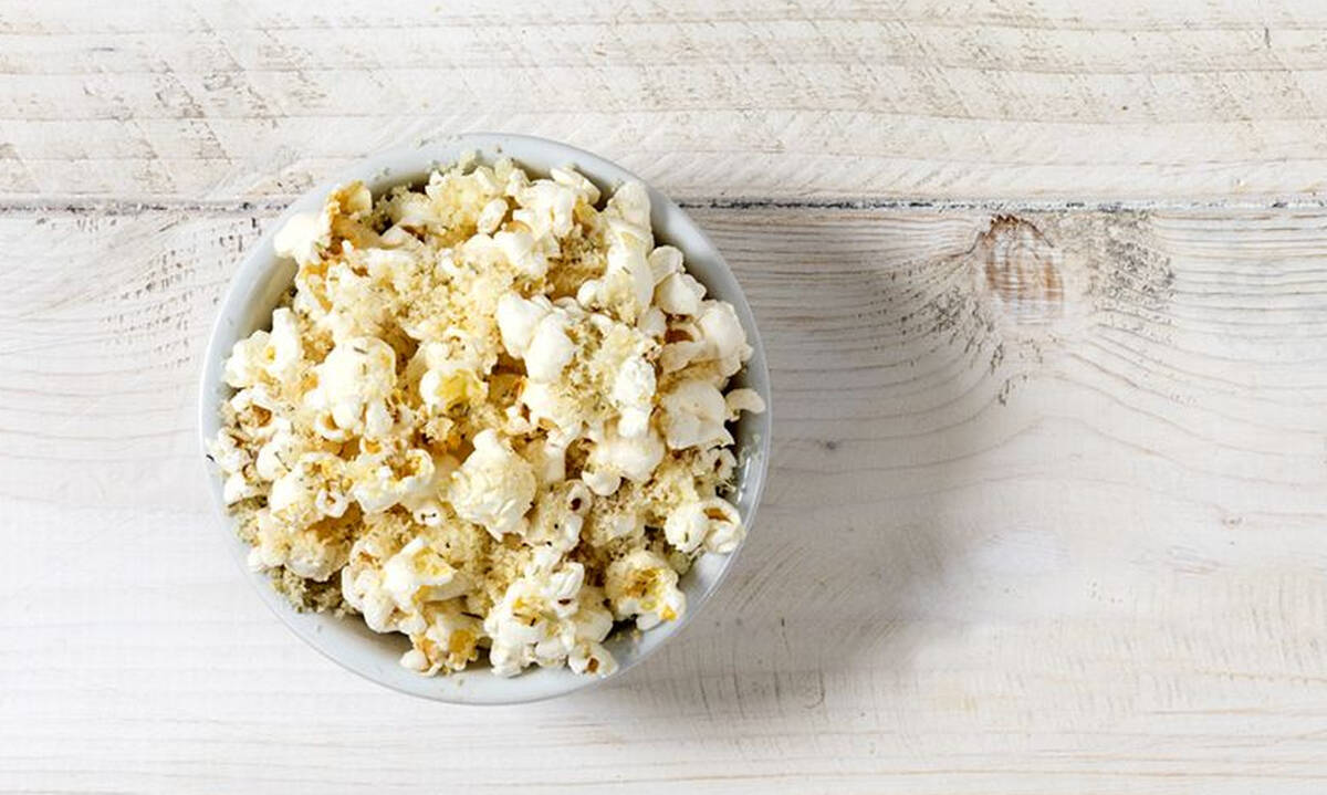 Φτιάξτε στα παιδιά popcorn με δεντρολίβανο και γραβιέρα