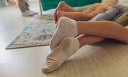 Tips για μαμάδες: Πώς να καθαρίσετε τις βρώμικες λευκές κάλτσες