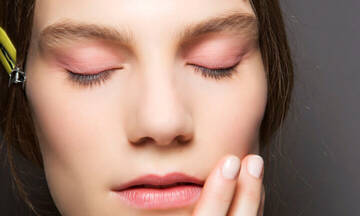 Tips μακιγιάζ για να μη φαίνονται οι ρυτίδες γύρω από τα μάτια