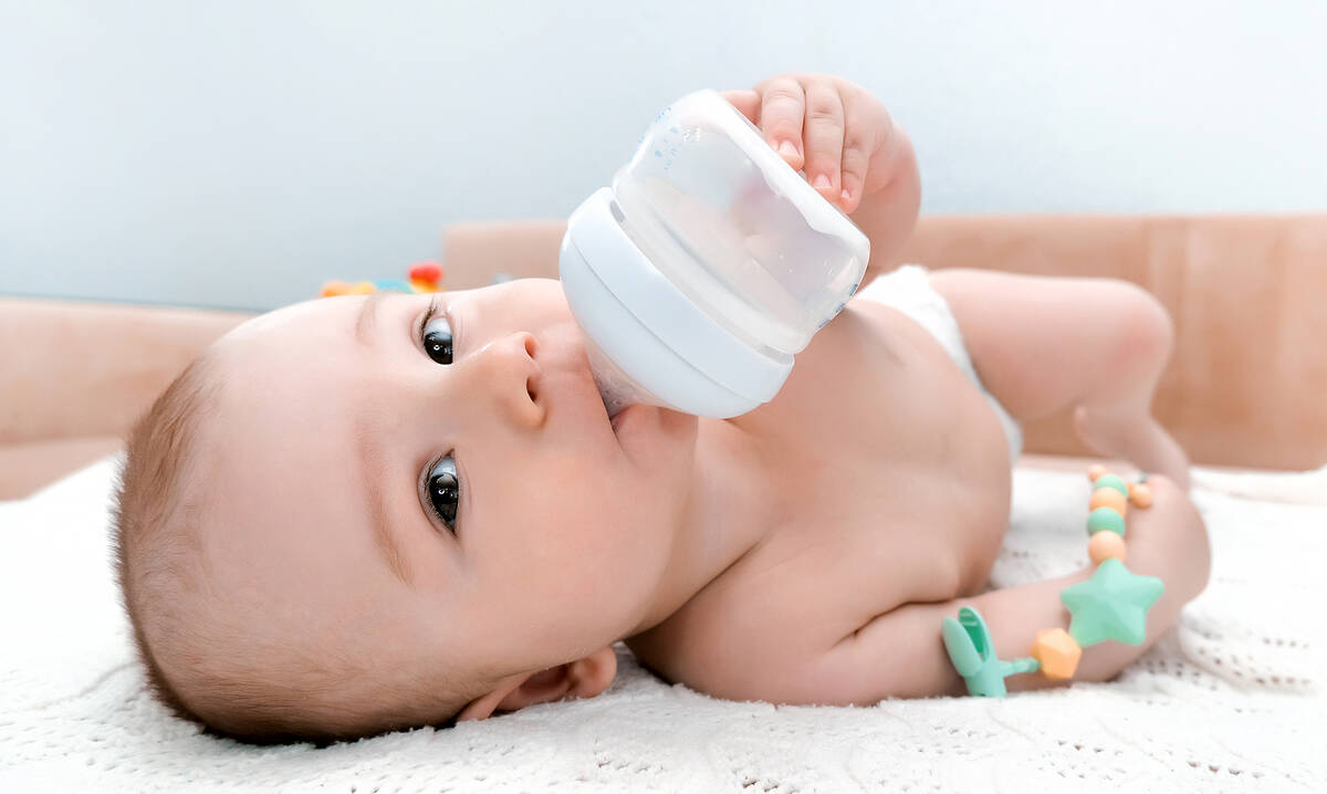 Γιατί τα μωρά δεν κάνει να πίνουν νερό πριν τον έκτο μήνα;