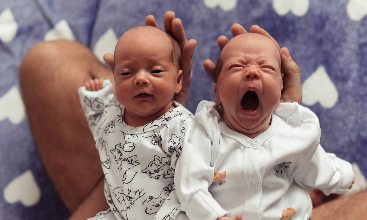 Δίδυμα μωρά μιμούνται το ένα το άλλο και τρελαίνουν το διαδίκτυο (vid)