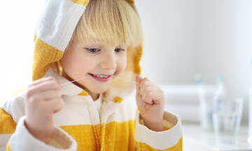 Κάνει το παιδί να χρησιμοποιεί οδοντικό νήμα;
