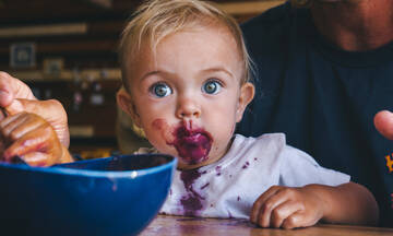 Baby led weaning: Τι να λέτε σε ένα παιδί όταν δημιουργεί χαμό με το φαγητό του