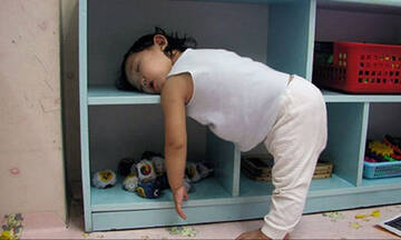 Όταν τα παιδιά νυστάζουν μπορούν να αποκοιμηθούν οπουδήποτε (vids)