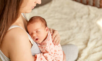 Ύπνοι επαφής: Τι είναι και ποια τα οφέλη για το μωρό;