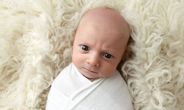 Φωτογράφος απαθανατίζει νεογέννητα που κάνουν γκριμάτσες (εικόνες)