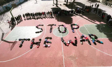 «Stop the war»: Οι Έλληνες μαθητές στέλνουν το δικό τους μήνυμα κατά του πολέμου στην Ουκρανία