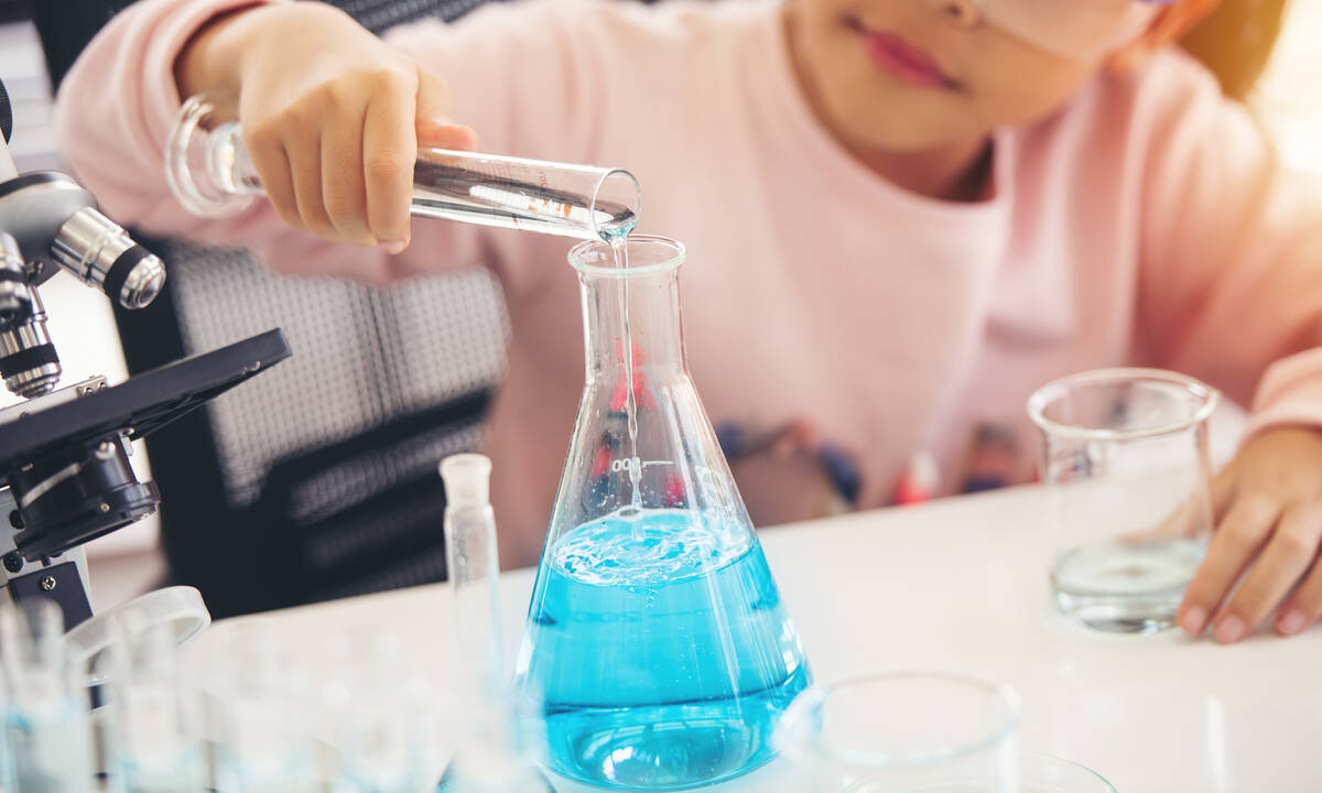 Πειράματα για παιδιά: Εντυπωσιακό πείραμα με οξυζενέ και ξερή μαγιά (vid)
