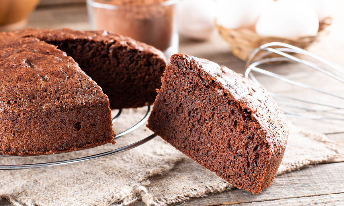 Νηστίσιμο κέικ με κακάο - Φτιάξτε το χωρίς μίξερ και ζάχαρη (vid)