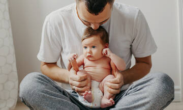 Μπαμπάς μόνος στο σπίτι: Πώς να ανακουφίσετε το μωρό από τους κολικούς