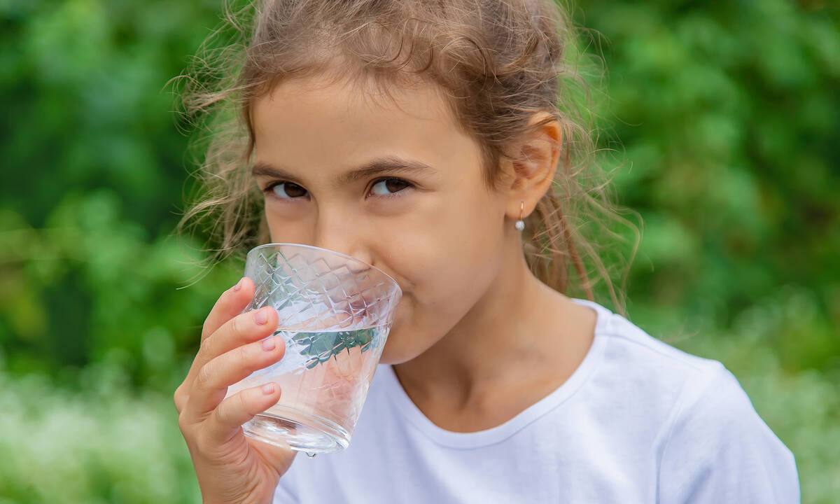 Πόσο νερό πρέπει να πίνουν τα παιδιά  καθημερινά –Τι ισχύει για τα μωρά 