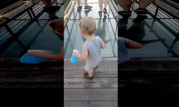 Μωράκι προσπαθεί να διασχίσει μόνο του μια γυάλινη γέφυρα (vid)