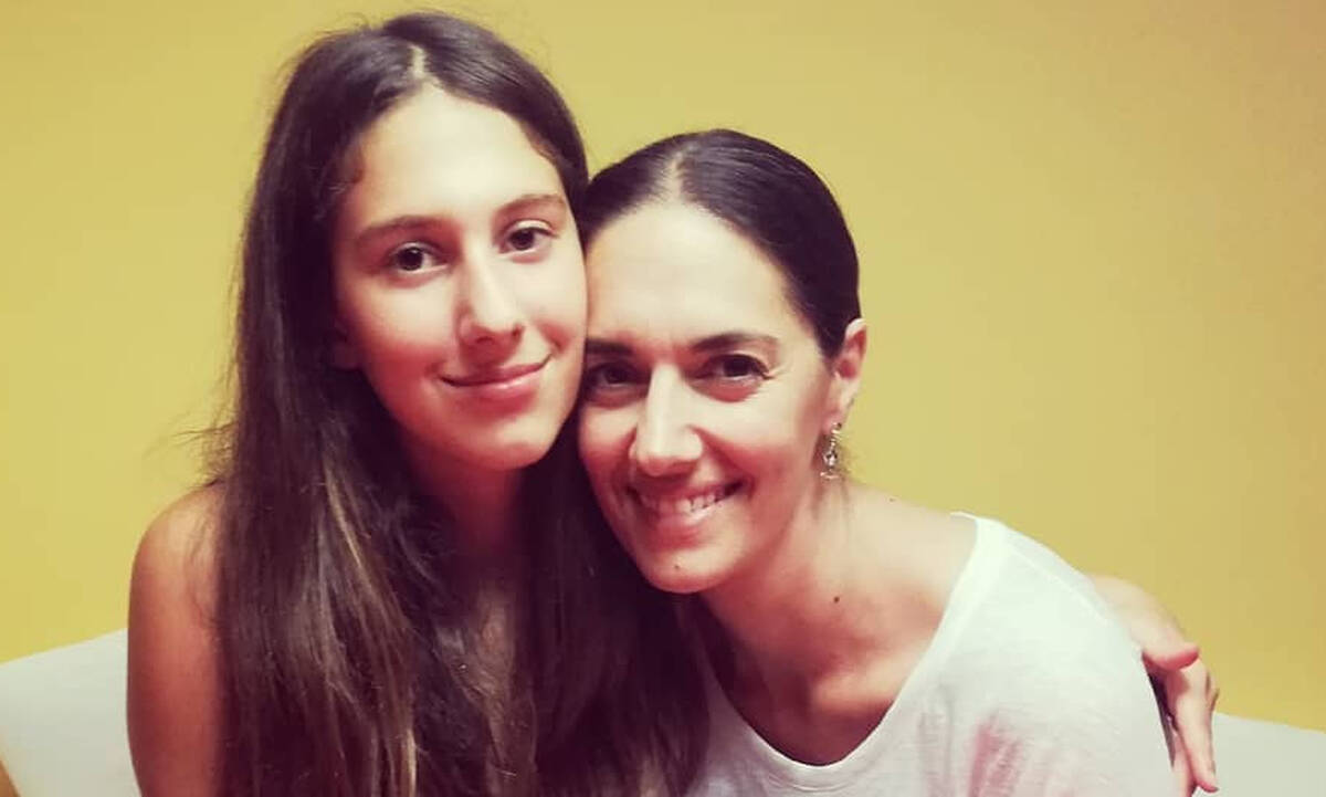Νόνη Δούνια: Βόλτα με την κόρη της - Φοβερή η ομοιότητά τους