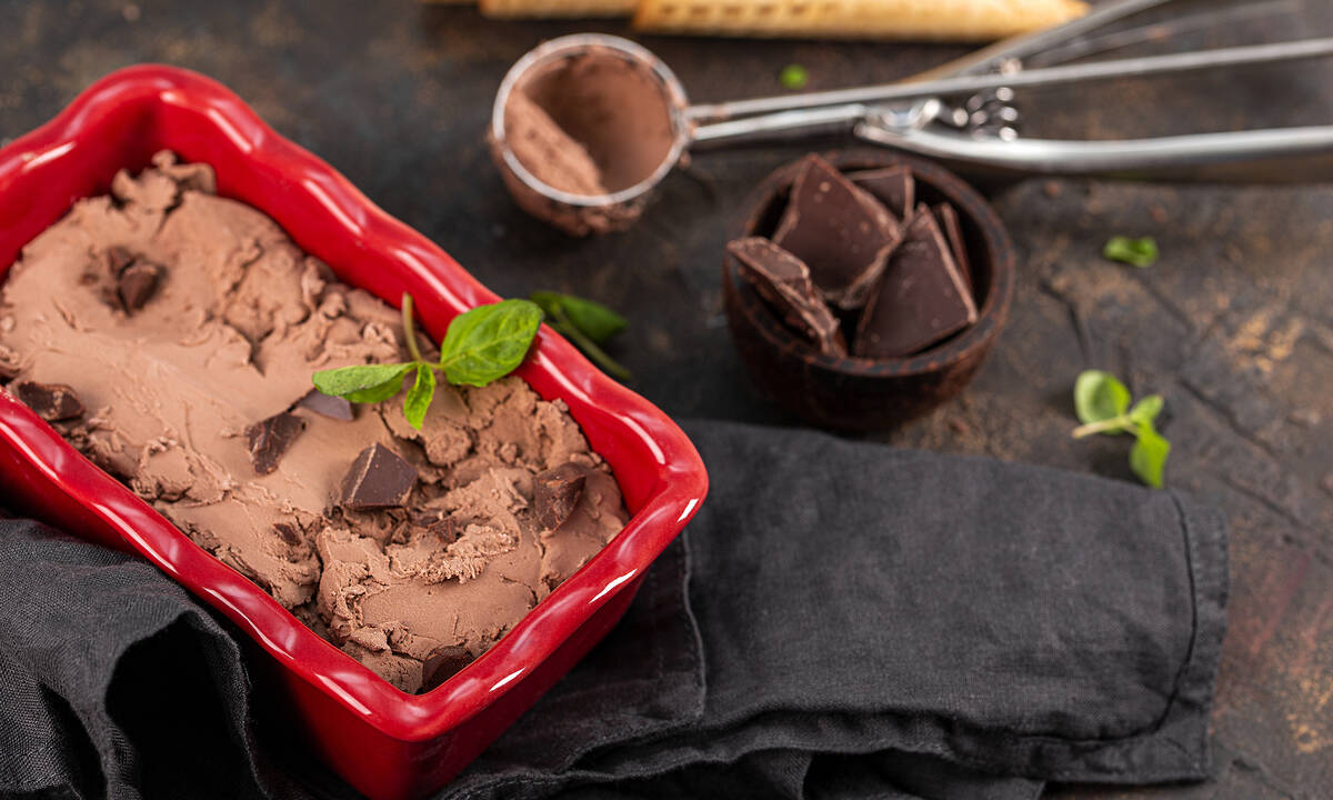 Πανεύκολο σπιτικό παγωτό σοκολάτας με τρία υλικά (vid)