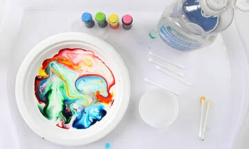 Δραστηριότητες για παιδιά: Εύκολο πείραμα με γάλα και χρώματα ζαχαροπλαστικής (vid)