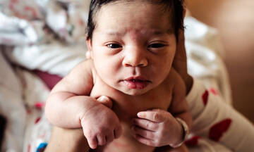 Φωτογράφος απαθανατίζει νεογέννητα στην αίθουσα τοκετού (εικόνες)