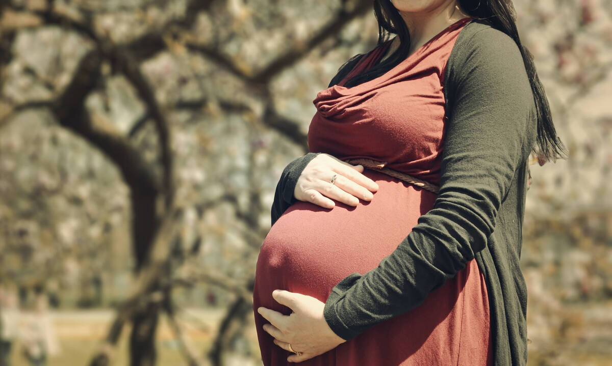Έχετε μεγάλη κοιλίτσα στην εγκυμοσύνη: Να πώς θα βολευτείτε (vid)