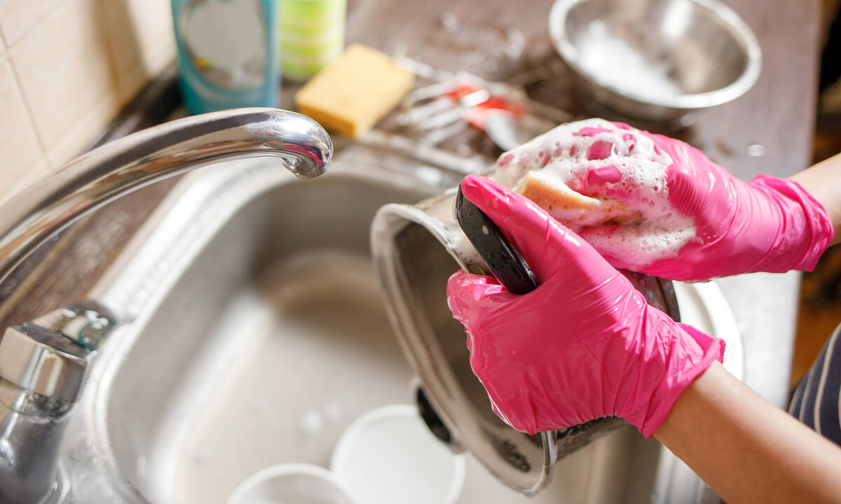 Tips για μαμάδες: Πώς να καθαρίσετε τις κατσαρόλες και τα τηγάνια εξωτερικά 