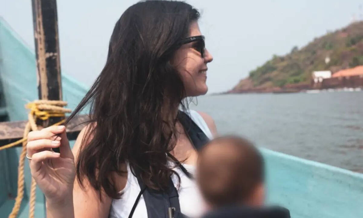 Ηλέκτρα Αστέρη: Πήγε βαρκάδα με τις κόρες της και τα δελφίνια έπαιζαν δίπλα τους 