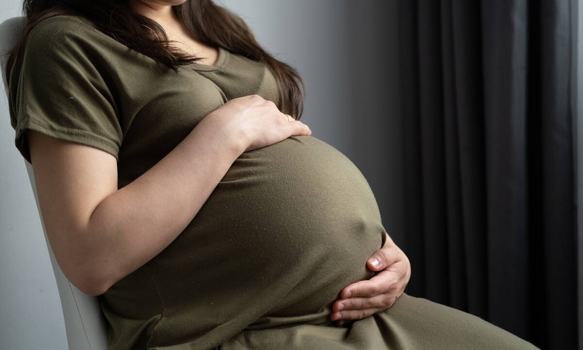 Παρατεταμένη εγκυμοσύνη: Αίτια, συμπτώματα και πιθανοί κίνδυνοι
