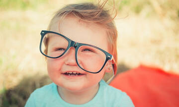 Παιδική μυωπία: Έξυπνοι τρόποι για να μην βγάζει το παιδί σας τα γυαλάκια του