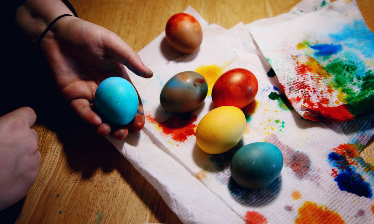 Πώς θα βάψετε τα αυγά σας την τελευταία στιγμή; (vid)