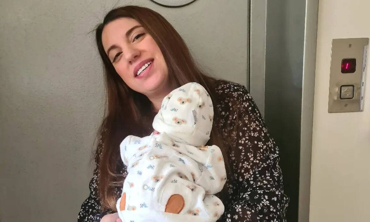 Η Μελίνα Μακρή δημοσίευσε τις πρώτες φωτογραφίες με τον πρόωρο νεογέννητο γιο της