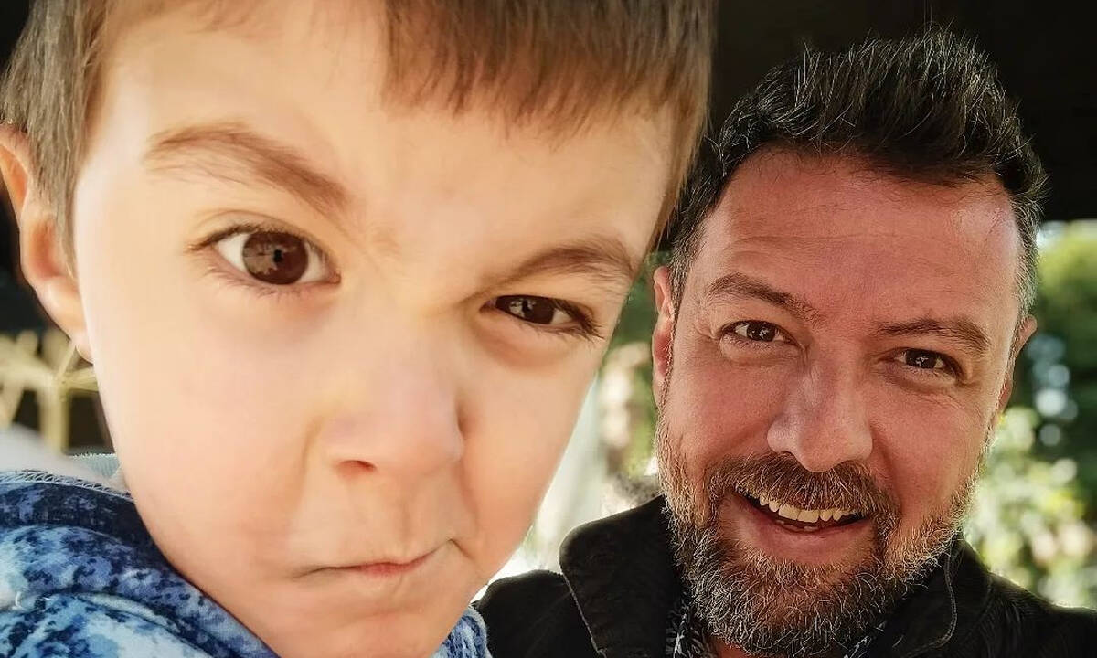 Μάνος Παπαγιάννης: Τα ξεκαρδιστικά βίντεο με τον γιο του