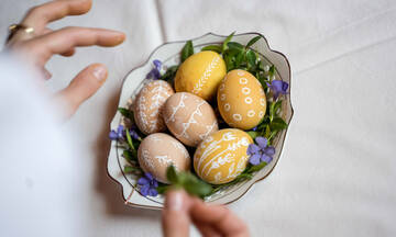 Tips για μαμάδες: Πώς να βράσετε σωστά τα πασχαλινά αυγά πριν τα βάψετε