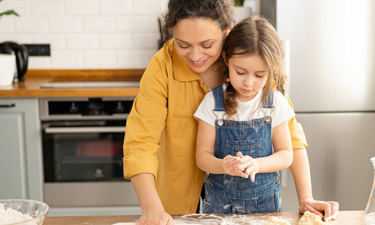 Φτιάξτε με τα παιδιά ανοιξιάτικα μπισκότα - Η βασική συνταγή και ιδέες διακόσμησης