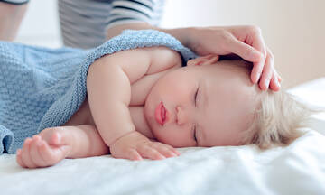 Γιατί κάποια μωρά κοιμούνται με ανοιχτά τα μάτια
