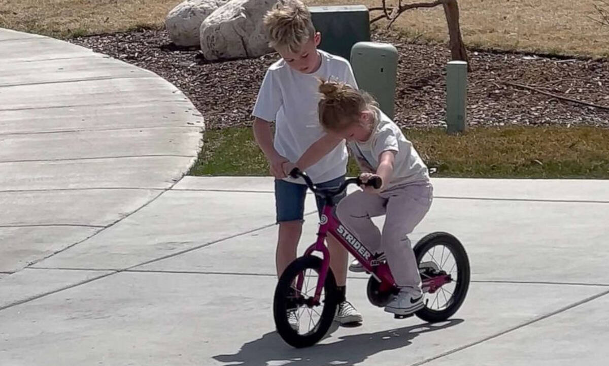 Το πιο γλυκό βίντεο: Αγοράκι μαθαίνει τη μικρή του αδερφή να κάνει ποδήλατο