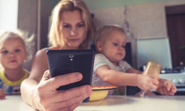 Παιδί και εθισμός στο κινητό: Τι μπορούν να κάνουν οι γονείς