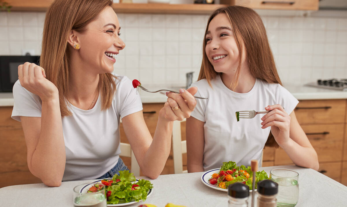 Η διατροφή στην εφηβεία: Τι πρέπει να περιλαμβάνει και τι να προσέξετε