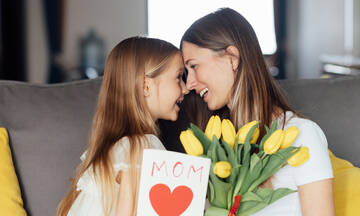 Γιορτή της Μητέρας: Ευχές και συγκινητικά λόγια που μπορείτε να γράψετε στην κάρτα 
