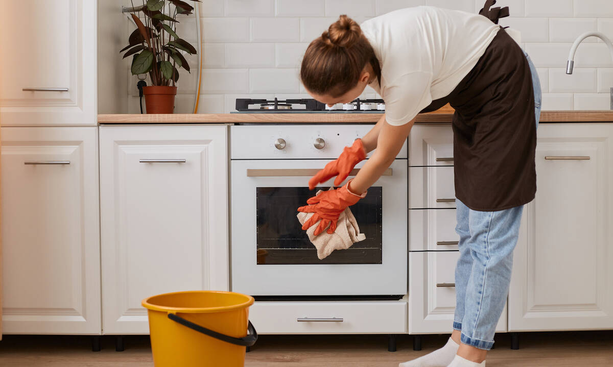 Tips για μαμάδες: Το κόλπο για να καθαρίσετε τον φούρνο χωρίς κόπο