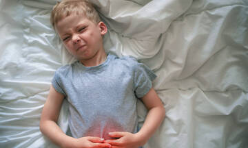 Πόνος στην κοιλιά του παιδιού: Πού μπορεί να οφείλεται και τι να κάνετε  