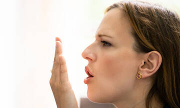 Ποιες παθήσεις προκαλούν δυσοσμία του στόματος (εικόνες)