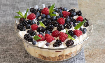 Το πιο δροσιστικό γλυκό: Trifle με φρούτα του δάσους σε 20'