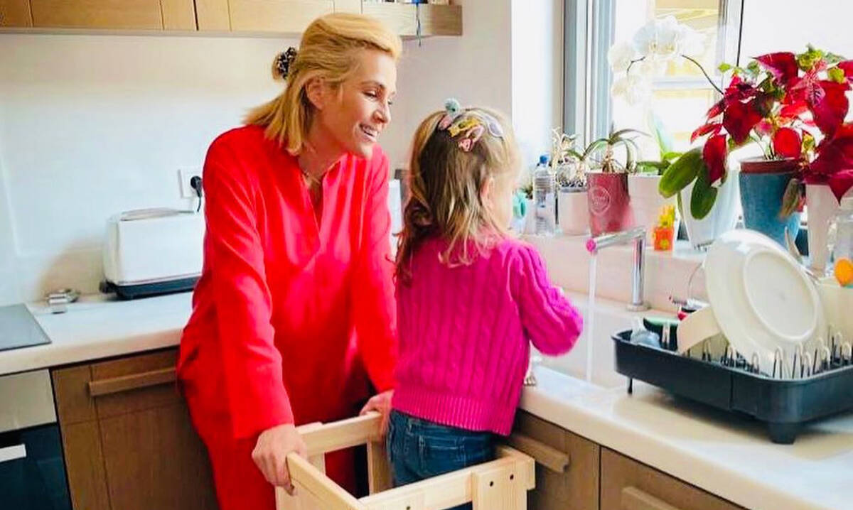 Τζένη Μπότση: Ξεκίνησε τα μαγειρέματα με την κόρη της - Η απίθανη νέα φώτο