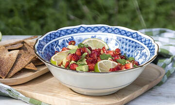 Ανοιξιάτικη σαλάτα με φράουλες, αβοκάντο και τορτίγιες για ένα πλήρες βραδινό γεύμα