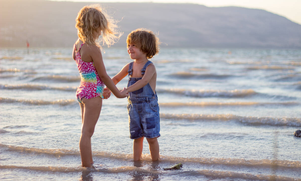 Το παιδί μου ντρέπεται να βγει στην παραλία - Πώς να το βοηθήσω να αγαπήσει το σώμα του